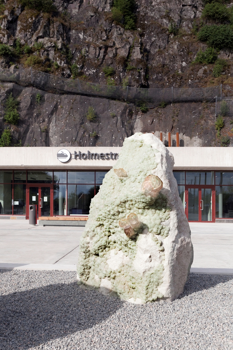 Mineraler og bergarter som er funnet på stedet og brukt i kunstverket:
Gul Limonitt (brunjernstein) med bergkrystall,
Rød Porfyr,
Grønn Prehnitt med kalkspat,
Hvit Porfyr,
Svart Porfyr,
Svart Epidot med bergkrystall