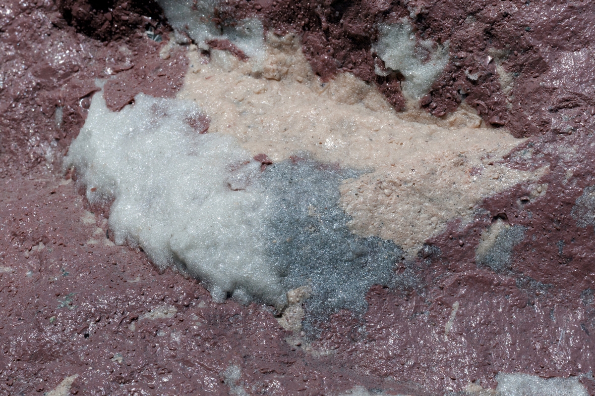 Mineraler og bergarter som er funnet på stedet og brukt i kunstverket:
Gul Limonitt (brunjernstein) med bergkrystall,
Rød Porfyr,
Grønn Prehnitt med kalkspat,
Hvit Porfyr,
Svart Porfyr,
Svart Epidot med bergkrystall