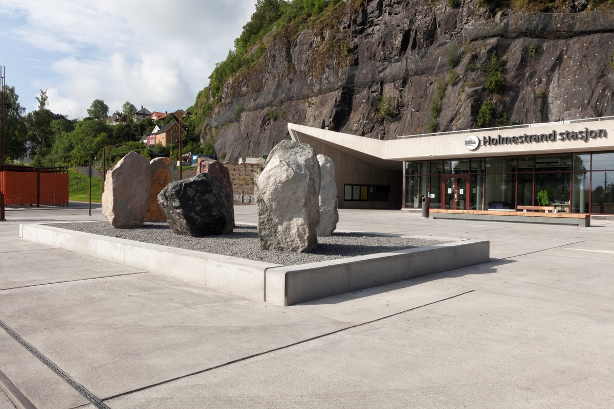 Mineraler og bergarter som er funnet på stedet og brukt i kunstverket:
Gul Limonitt (brunjernstein) med bergkrystall,
Rød Porfyr,
Grønn Prehnitt med kalkspat,
Hvit Porfyr,
Svart Porfyr,
Svart Epidot med bergkrystall