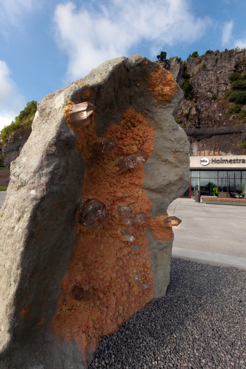 Mineraler og bergarter som er funnet på stedet og brukt i kunstverket:
Gul Limonitt (brunjernstein) med bergkrystall,
Rød Porfyr,
Grønn Prehnitt med kalkspat,
Hvit Porfyr,
Svart Porfyr,
Svart Epidot med bergkrystall