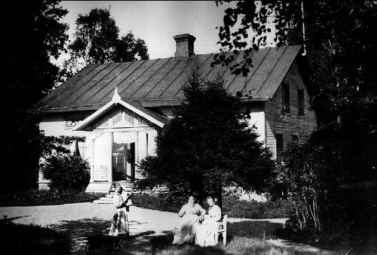 Forsvik, omkr 1895 - 96. Ingenjör Oscar Lundbergs bostad "Lundberga" kallas i dag Björkviken. Från vänster Ida Lundberg med sin syster Annas dotter Greta på armen, Oscar Lundbergs hustru och Anna Lundberg.