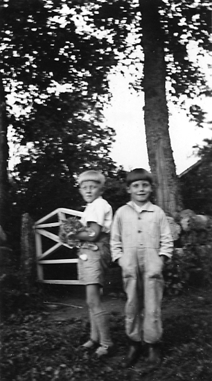 Sommarbarn på Holmagården (granngård till Heljesgården).
Pojkarna bodde i Göteborg. Deras far hette Lindström och var lokförare på Säröbanan.
