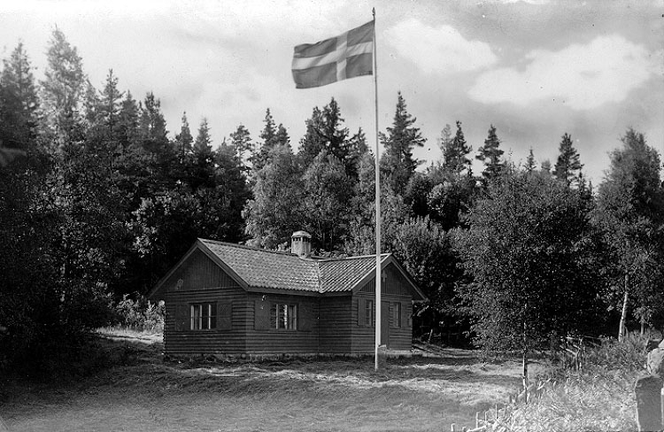 Thure Elgåsen. f. 1910. d. 6/9-1985. 
Tivedenkännare, konsthantverkare, scoutledare och hembygdsföreningsman.
I övrigt se personarkiv i Västergötlands museum.