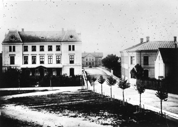 Järnvägsgatan med stationshuset i fonden. Fotografi från tidigt 1890-tal.