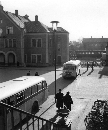 Den första busshållplatsen för järnvägens bussar var belägen framför stationshuset mot Järnvägsgatan.