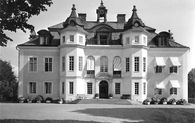 Björnsnäs slott, Åby (Östergötl.).

Björnsnäs, herrgård, blev säteri ca 1630. Huvudbyggnaden, av sten i två våningar, byggdes1848 och ombyggdes kraftigt 1898 efter I.G. Clasons ritningar.
http://www.ne.se/jsp/search/article.jsp?i_art_id=130263