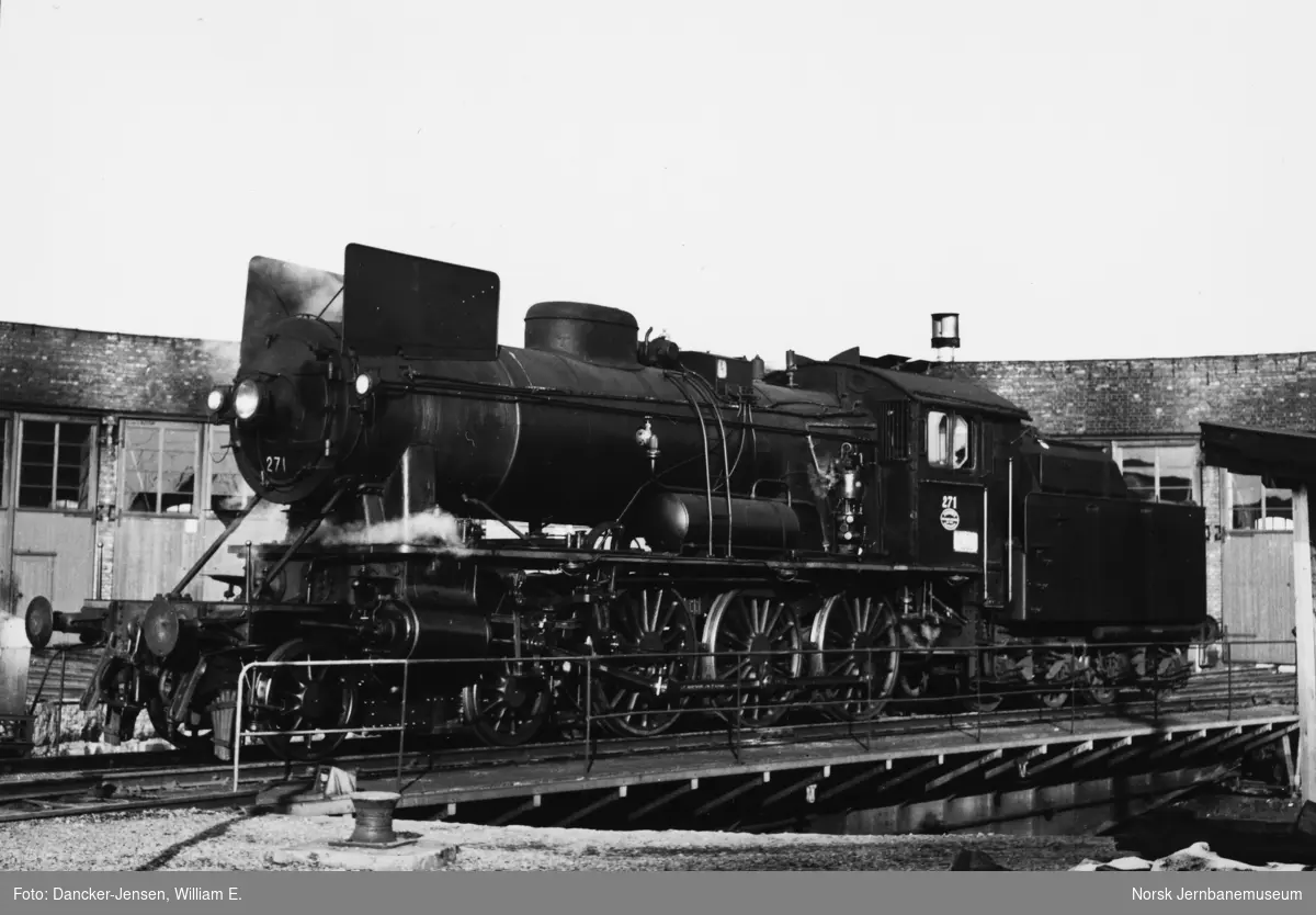 Damplokomotiv type 30a nr. 271 på svingskiven på Hamar stasjon