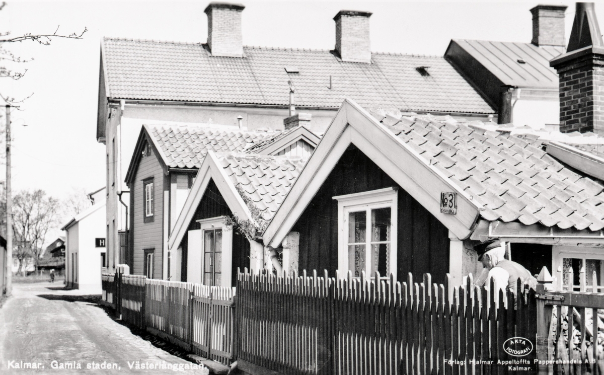 Bilder på familjen Pettersson.
Farbror Gustafsson hämtar vatten på Västerlånggatan omkring 1930.