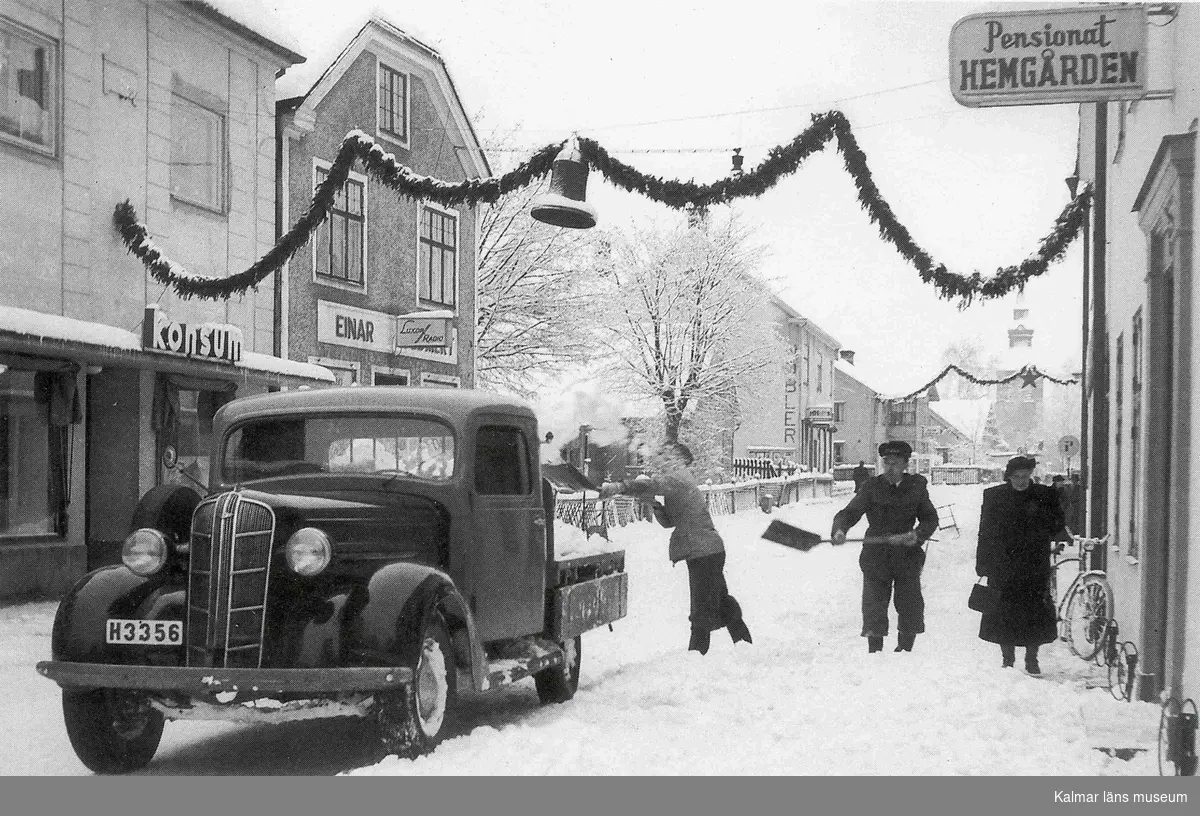 Storgatan i Nybro juldekorerad 1951.