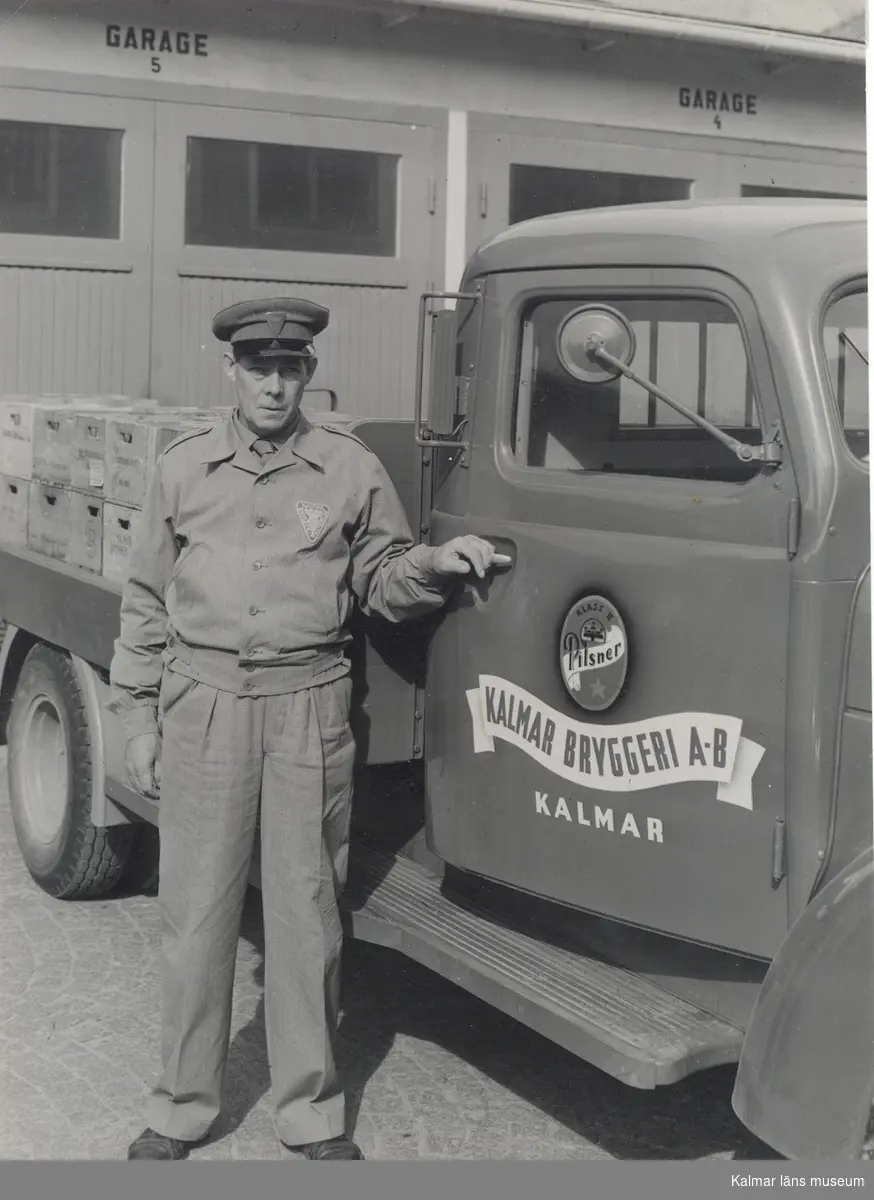 Okänd 0202.
Text på lastbilen: "Klass II Pilsner. Kalmar Bryggeri AB, Kalmar."