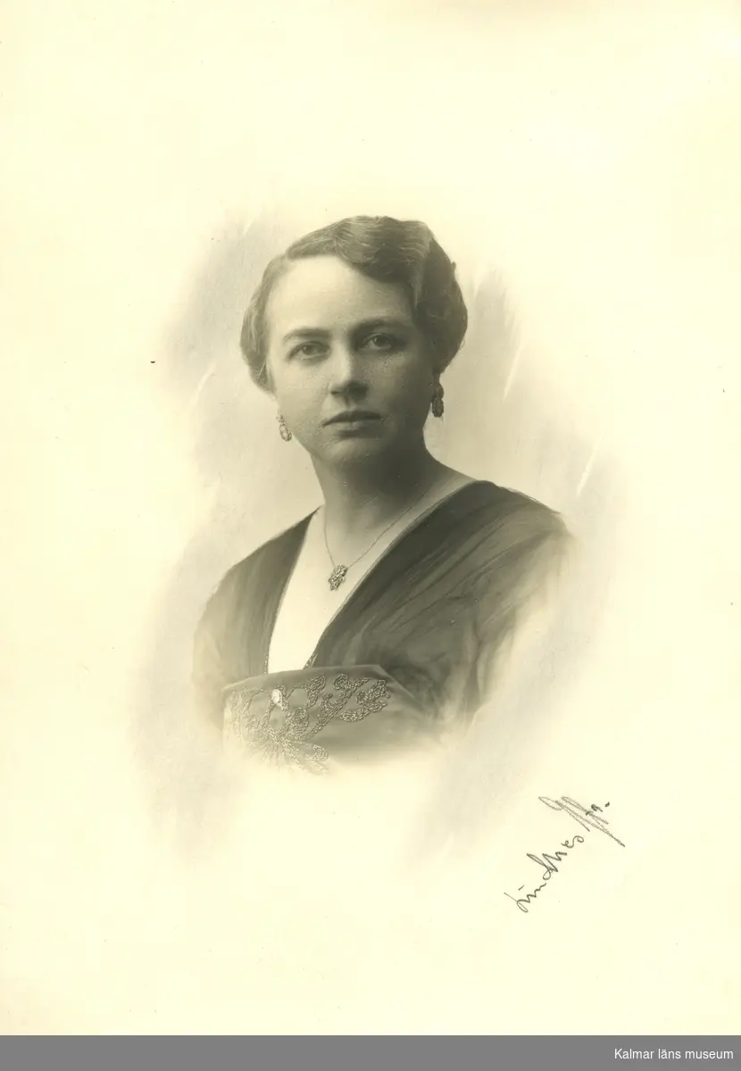 Ebba Cecilia Elisabeth von Plomgren, född Kjelleström. Född 1877, död 1955. Född på Knapegården i Ryssby socken. Gift med överstelöjtnanten Pontus Gustaf Julius Erland von Plomgren.
