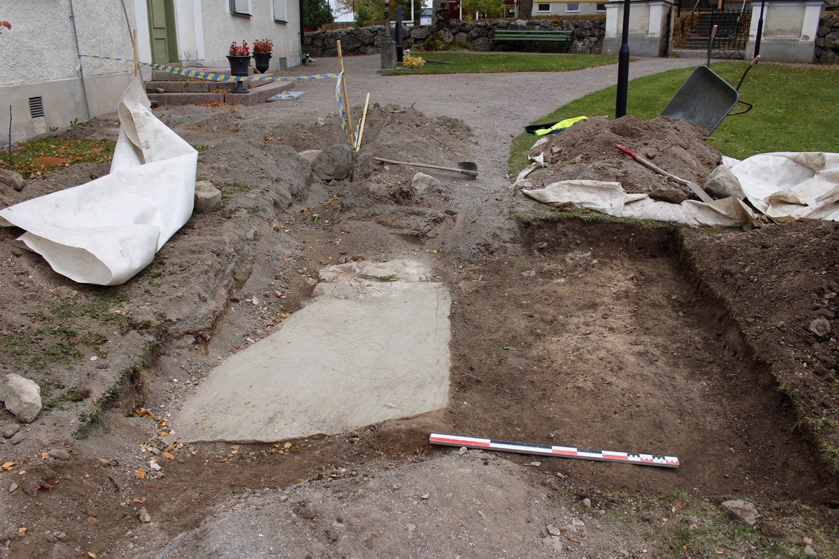 Arkeologisk schaktningsövervakning och undersökning, det utökade schaktet kring runstenen, Hagby kyrka, Hagby socken, Uppland 2016