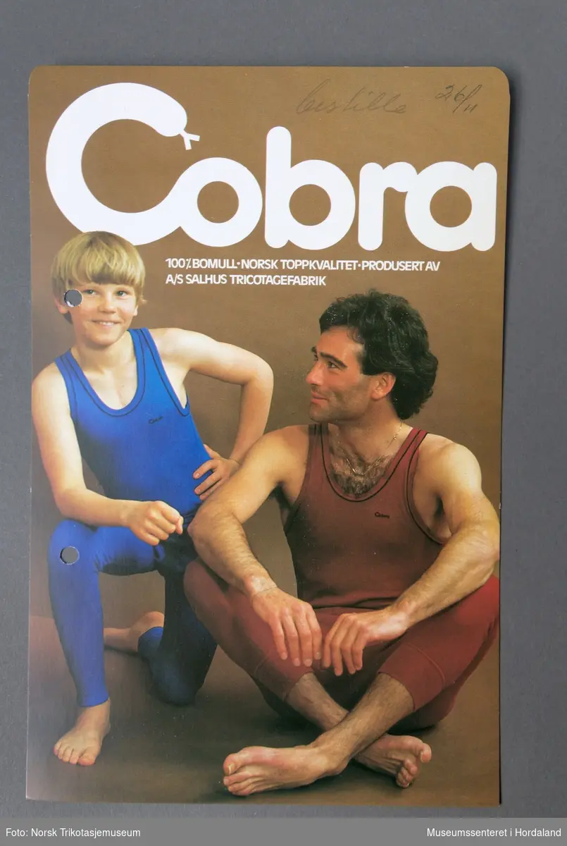 Merkelapp til plagg i papir, med poduktinformasjon og vaskeanvisningar, til plagg i merket Cobra. Cobra blei lansert som eit nytt merke for fritidsplagg frå Salhus Tricotagefabrik i 1982.