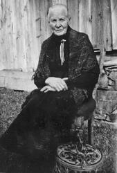 Kvinne, klær, grautambar.