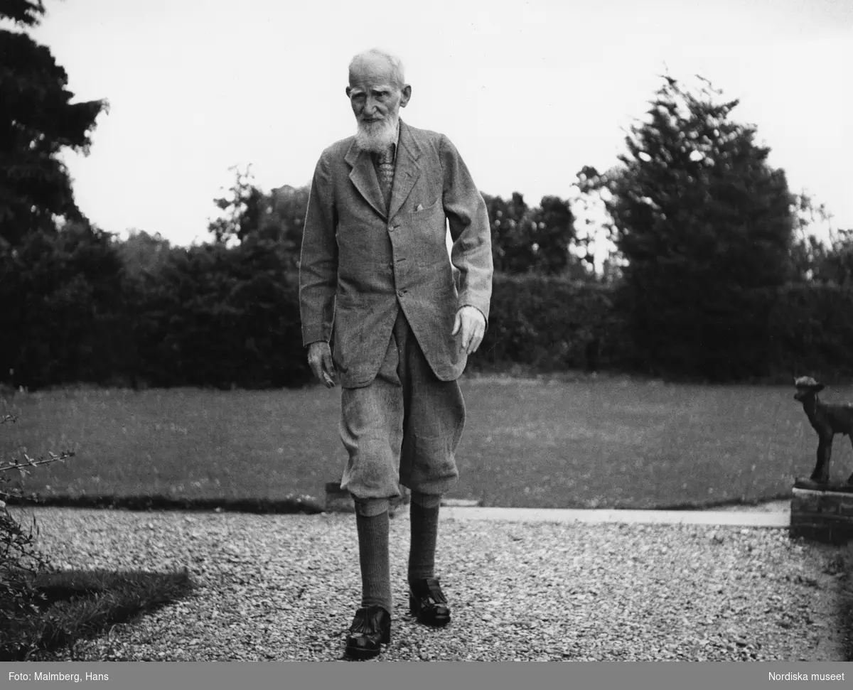 Porträtt utomhus i helfigur av den 90-årige författaren George Bernhard Shaw. Nobelpristagare i litteratur 1925.