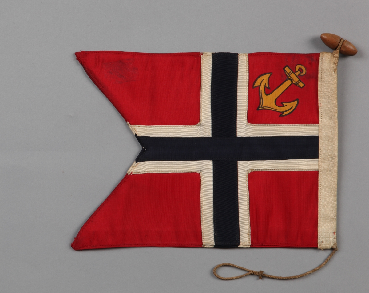 Norsk orlogsflagg uten tunge med gult anker i øverste felt nærmest stangen.