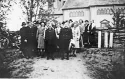 Gruppebilde, personer, klær, sykkel, bygning.