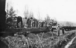 Menn, spader, jernbanespor.