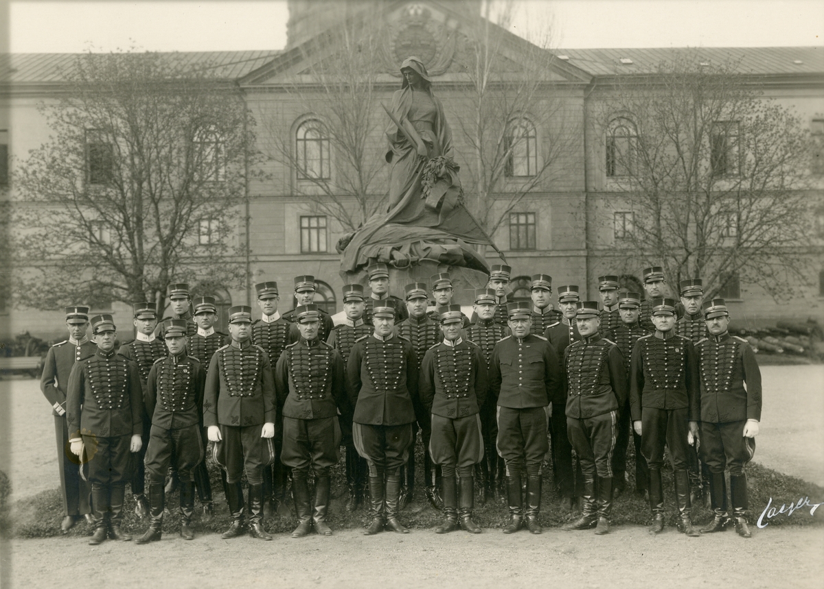 Grupporträtt av officerare samlade framför Theodor Lundbergs Poltava-monument utanför Armémuseum.