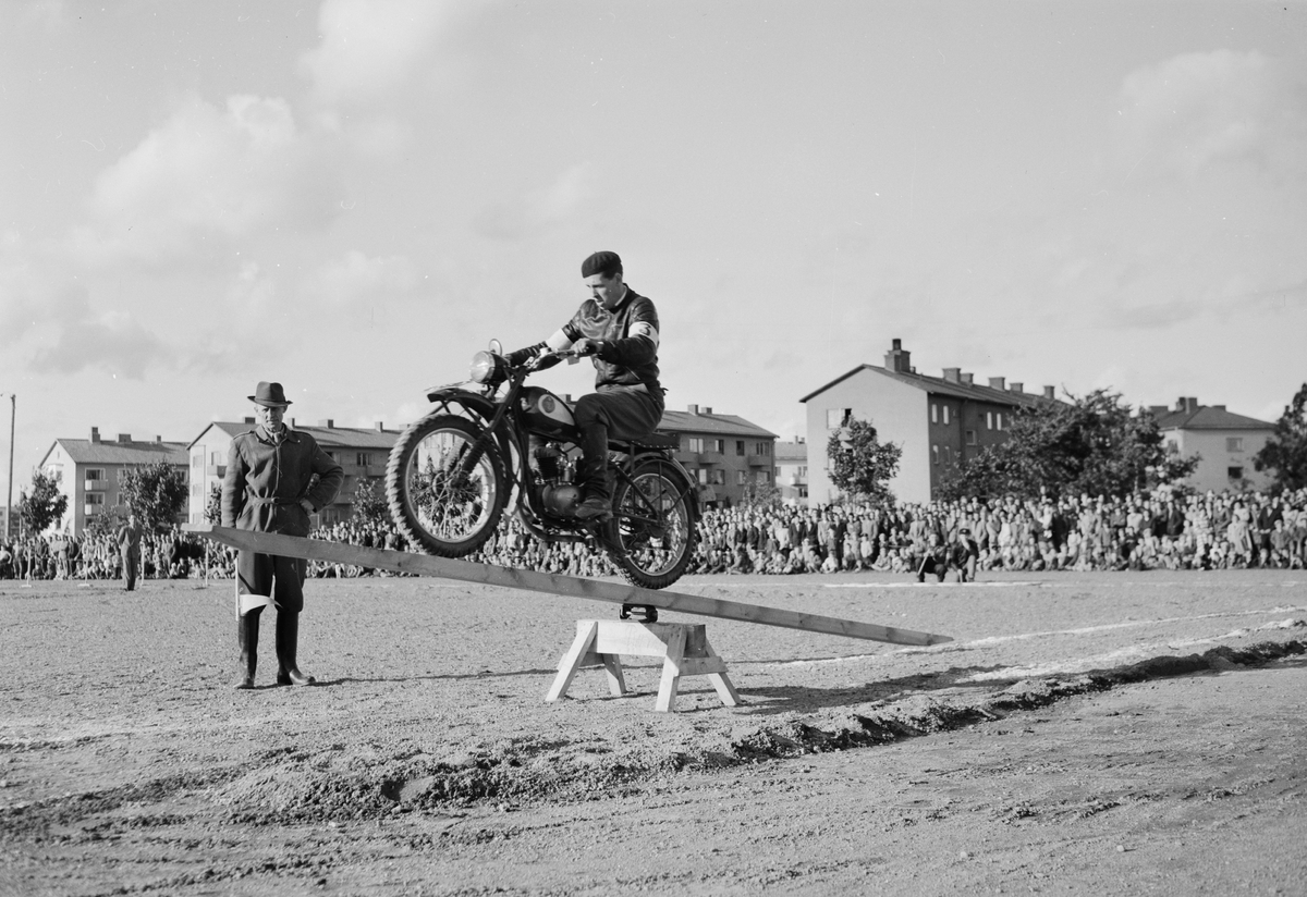 Nymanbolagen, trafikrodeo, trafiksäkerhetsdag för motorcyklar på Svartbäckens idrottsplats, förare Hans Bodin, Uppsala september 1951