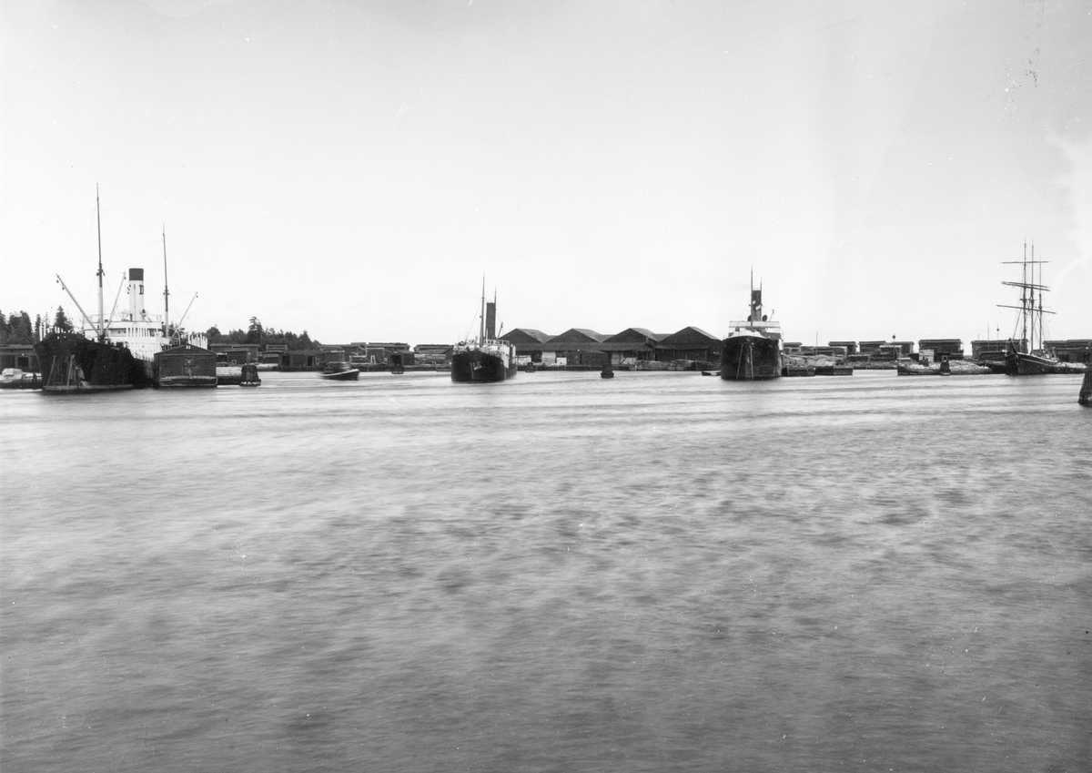 Hamnen, SkutskärsverkenSulfitfabriken, Skutskär. År 1868 bestämde sig den norska firman Astrup och Sörensen att bygga ett sågverk intill Dalälvens mynning bredvid Skutskäret. Två år senare stod sågverket klart. Astrup och Sörensen utnyttjade platsens läge genom att flotta timret på Dalälven till Marmafjärden och sedan via en flottningsränna till Skutskär. Även en hamn byggdes i anslutning till sågen. Några år senare bygges det en järnväg till sågverket. Stora Kopparbergs Bergslag köpte Skutskärssågen 1885.
År 1894 började man tillverka sulfatcellulosa av träavfallet från sågen. Denna fabrik resulterade i sedan att den sulfitfabrik byggdes 1901 som skulle kunna tillverka 10 000 ton sulfitcellulosa per år. Under åren 1932–1937 tillkom anläggningar för att kunna tillverka sulfatmassa, den blekta sulfatmassan blev känd över världen med produktnamnet Stora 32.
