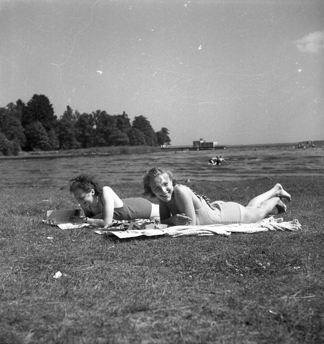 Två kvinnor på Engeltofta badplats.