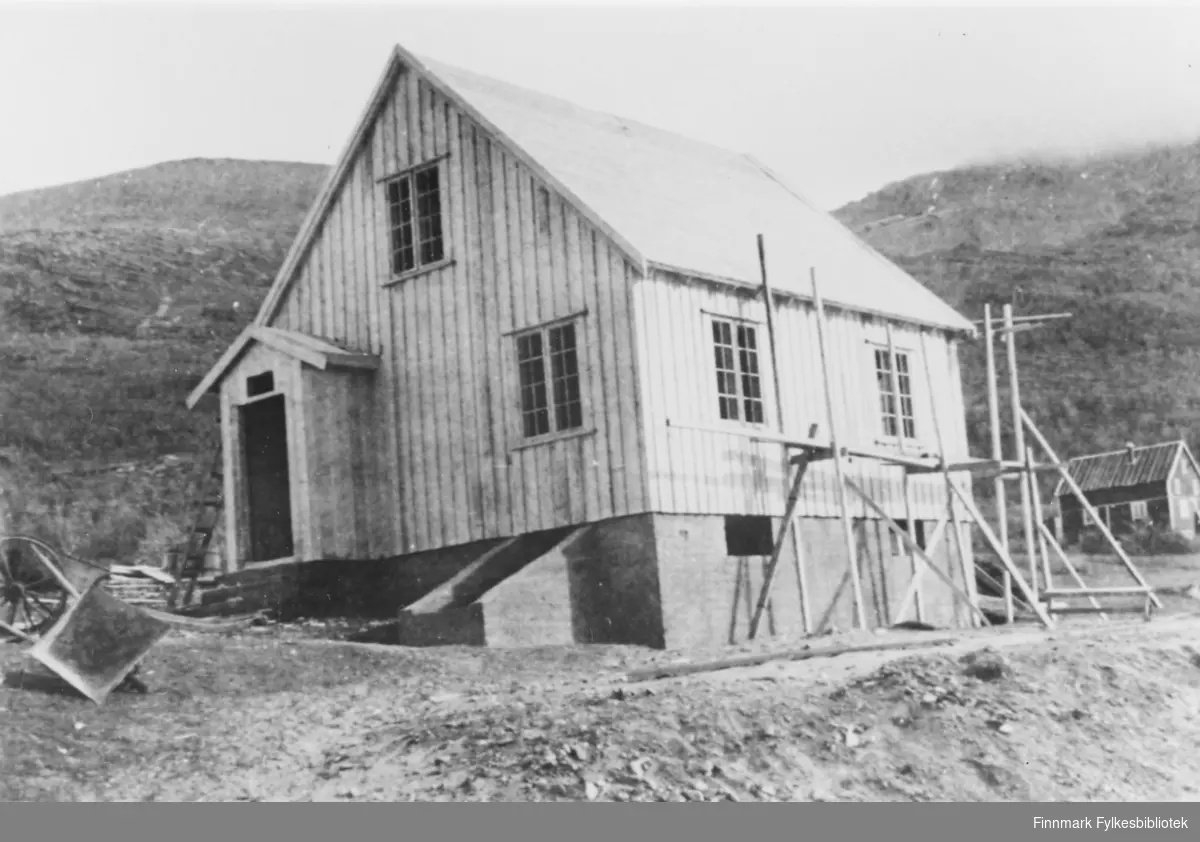 Før og etter 1944, Nordland, Troms. Hus C 61. Huset fikk 2. premie. Arkitektene var Gunnar Bjerke og AnneMargrethe Haug. Motto 'Bygda'. For kyst- og innlandsdistrikter. Enebolig på ca. 60 kvm. 2. etasje med innredet loft. Utvendig kjellernedgang. Bislag på endevegg. Huset var innsatt med loddrett rektangulære sprossevinduer.