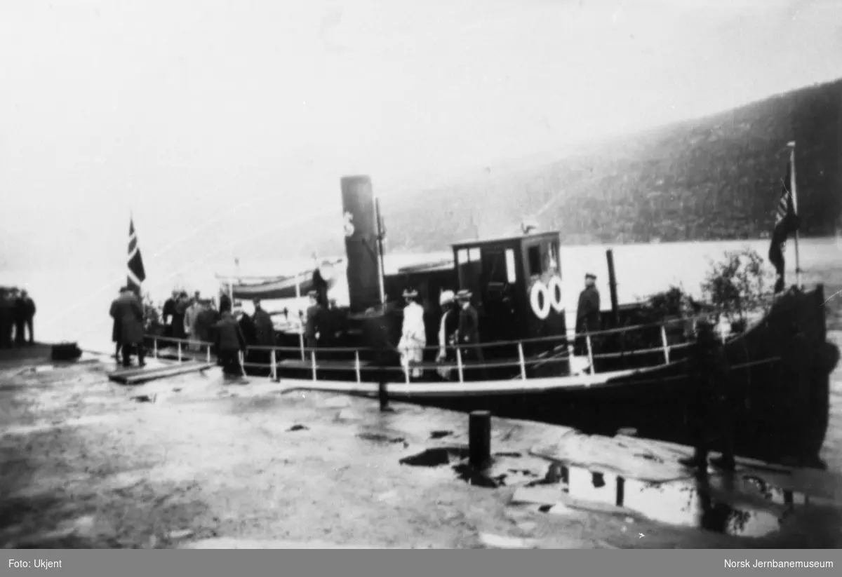Dampbåt ved kaia på Furulund