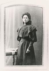 Portrettfotografi av en ung dame i kjole hos fotografen.