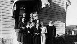 Gruppebilde, personer, klær, kirke ?.