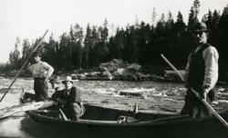 Fire menn i båt ved Gofafossen (mellom Lutufallet og grensa)