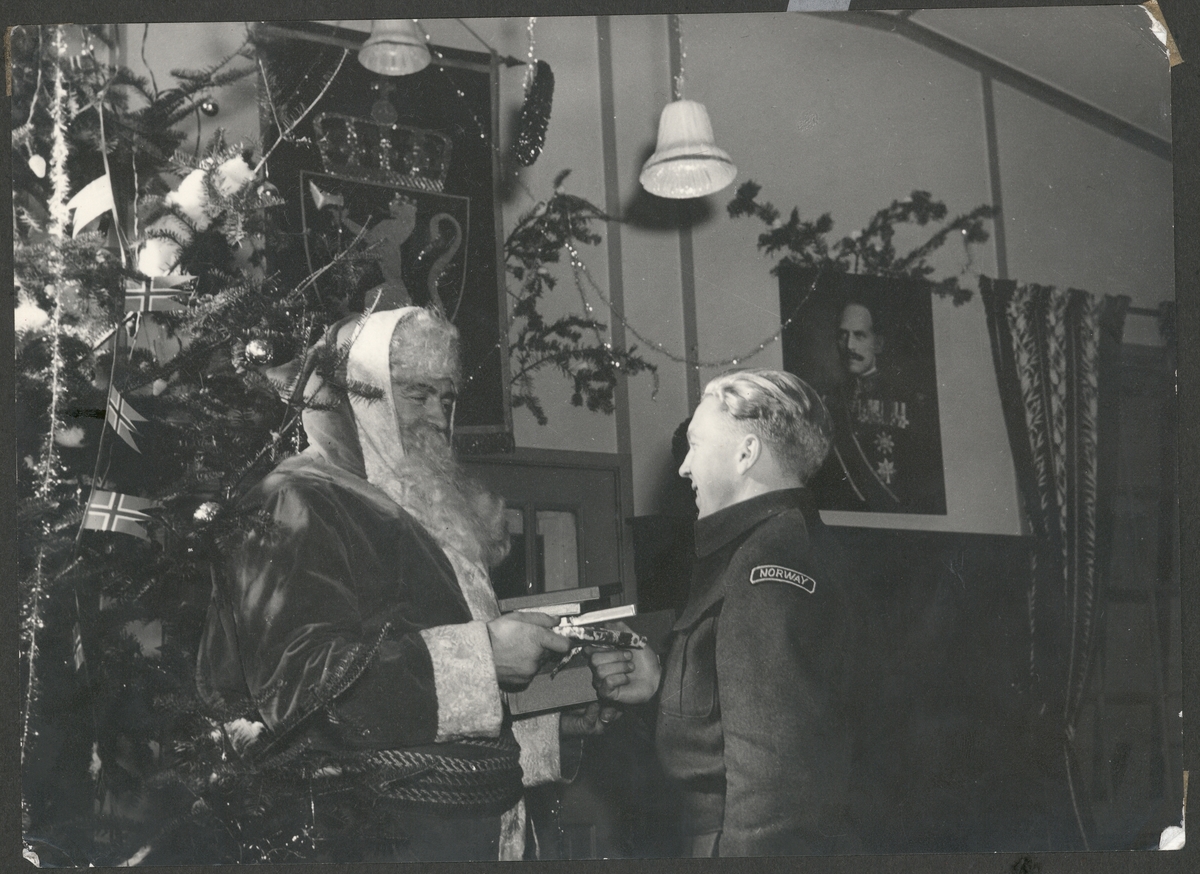 Julenissen besøker "Little Norway". Juletre til venstre, Jacob Jensen til høyre.