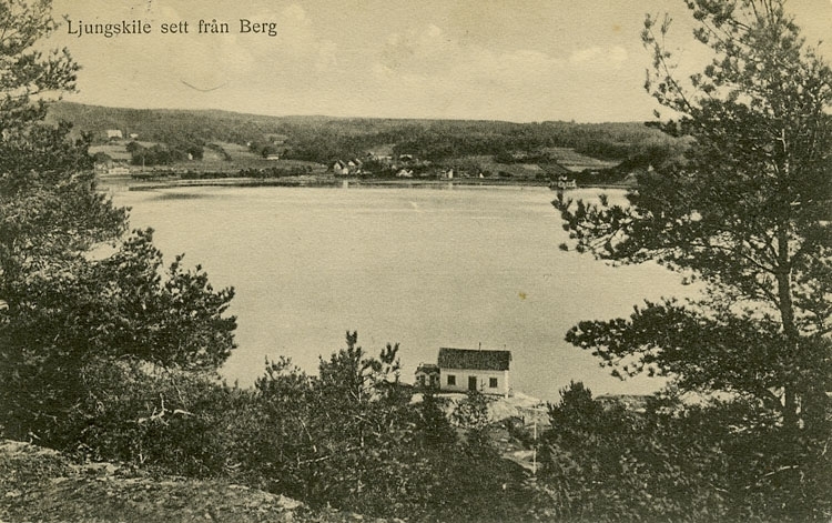 Enligt Bengt Lundins noteringar: "Ljungskile sett från Berg. Stuga vid strand".