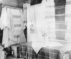 Bord, duker, blomstervase m/blomster, åkle, teppe, duk, Fra 