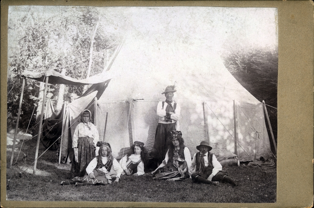 Ett resande sällskap poserar utanför sitt tält i samband med basaren i Lyckorna, 1901