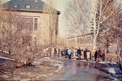 Kø for utstilling av månesteiner på Geologisk museum.