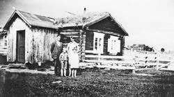 Personer, bolighus, gjerde.