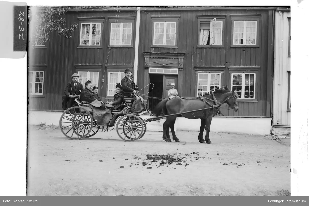 Holan søndre, også kalt Müllergården, Verdalsøra, Verdal. 
Hesteskyss på gårdsplassen, firehjulet vogn med kusk.