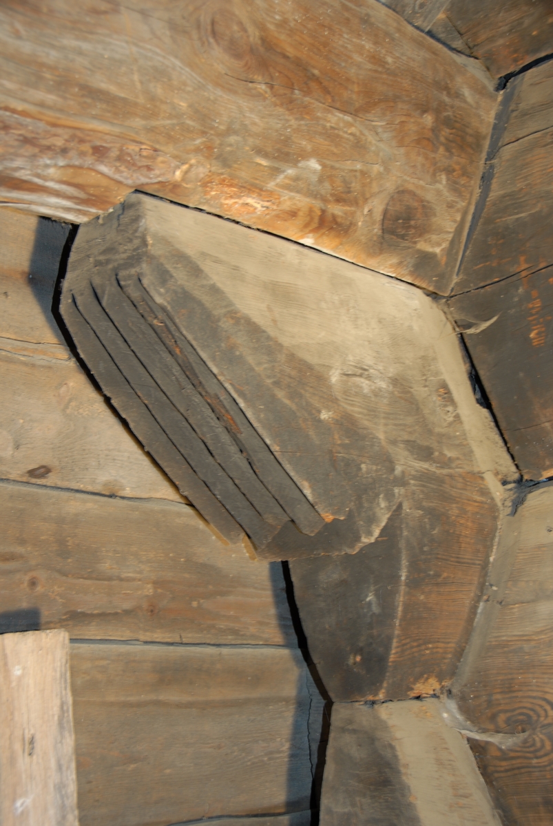 Røykstove, jordgolv, åre og ljoreopning.