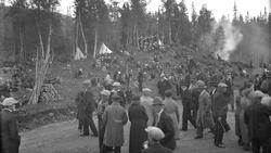 Bondestevne på Majavatn på 1934. Mye folk, telt, bål.