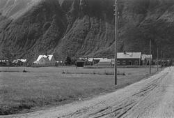 Tatt fra byflata mot Øyfjellet, hus, grusvei, bebyggelse, ka