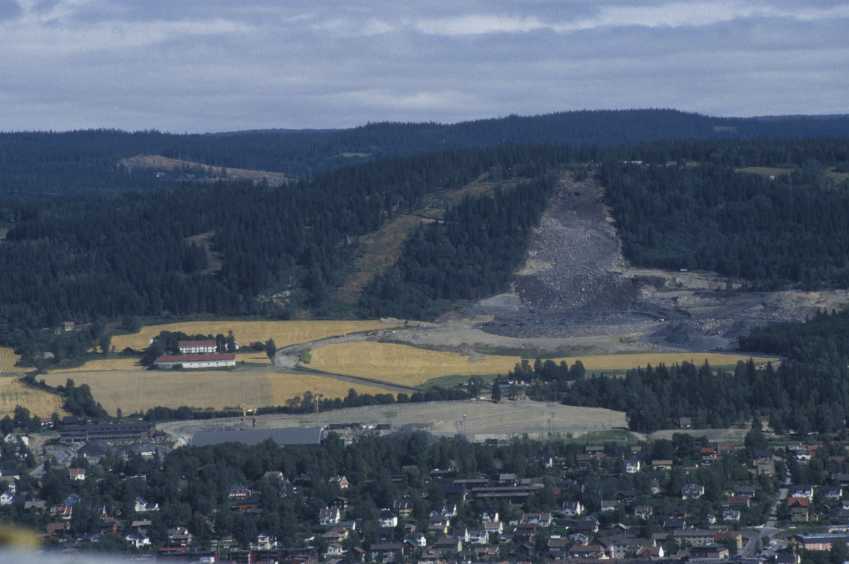 Lillehammer, utsikt mot Lysgård til venstre, Lysgårdsbakkene med anleggsarbeide, Kanthaugen, Stampesletta, mot øst. 3 dubl.