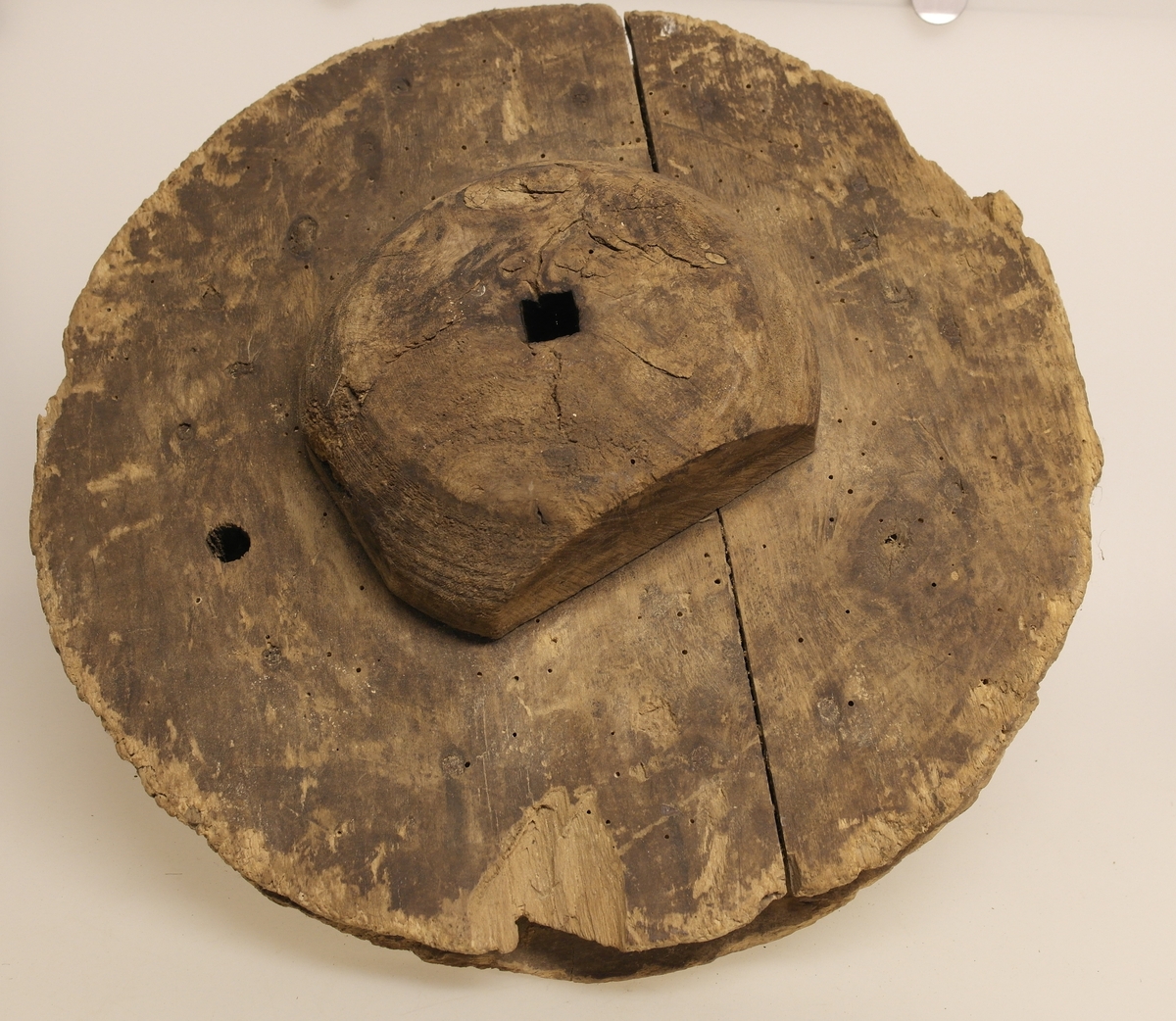 Hjul i tre. Hjulet består av to runde plater satt mot hverandre med spiker, samt en trekloss festet oppå den ene plata med nagler. Den ene plata er delt i to. Firkantet hull går gjennom de tre delene. Et rundt hull går gjennom de to platene.

Hjulet ble brukt med reim for kraftoverføring fra hestevandring.