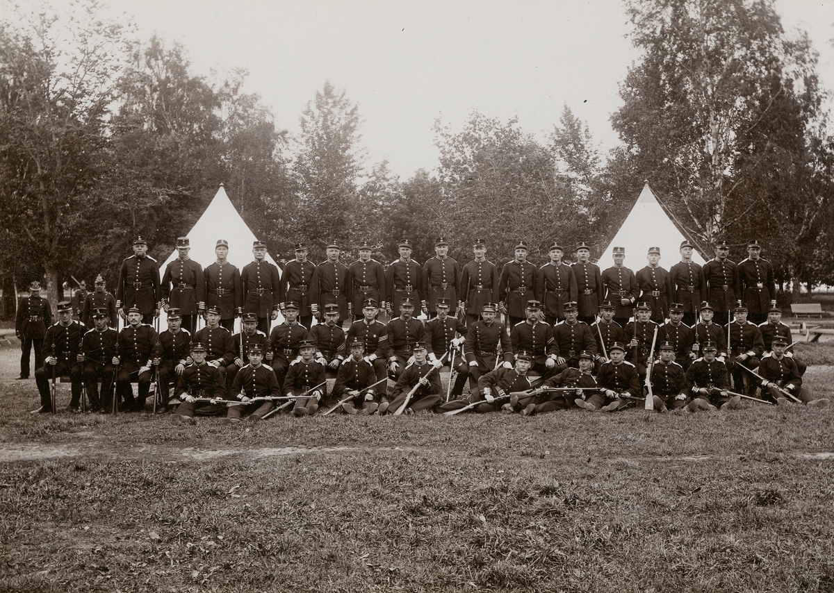 Grupporträtt av officerare och soldater vid Livregementets grenadjärer I 3 omkring 1900.