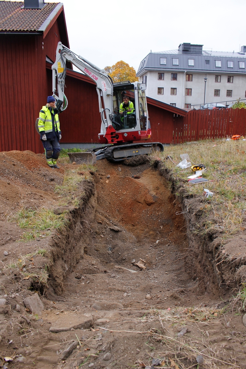 Arkeologisk förundersökning, schakt 2, färdiggrävt, kvarteret Läkaren, Enköping 2016