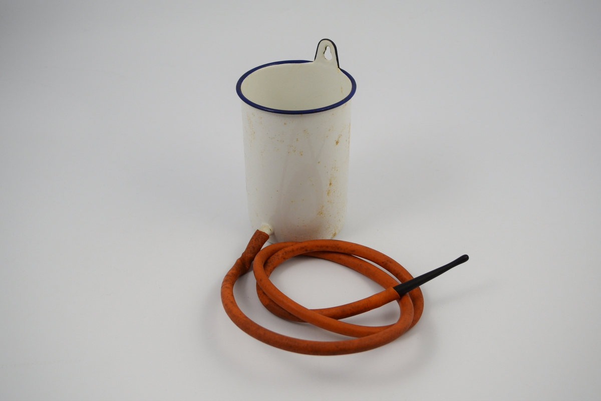 Form: sylinder med  tut og slange nederst.