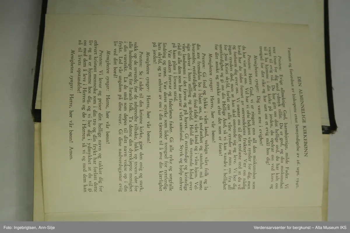 Innbundet bok med latinsk kors på forsidepermen.