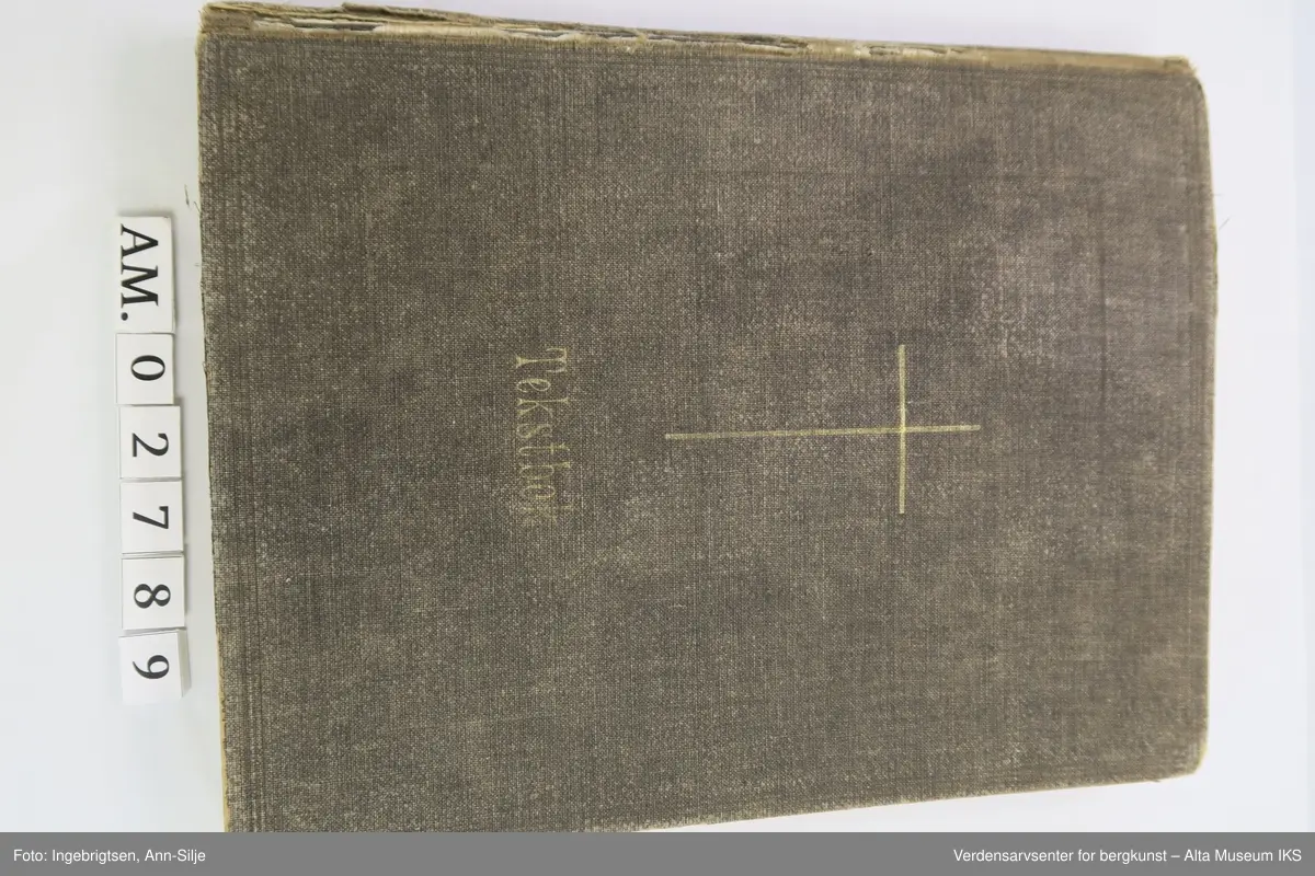 Innbundet bok med latinsk kors på forsidepermen.