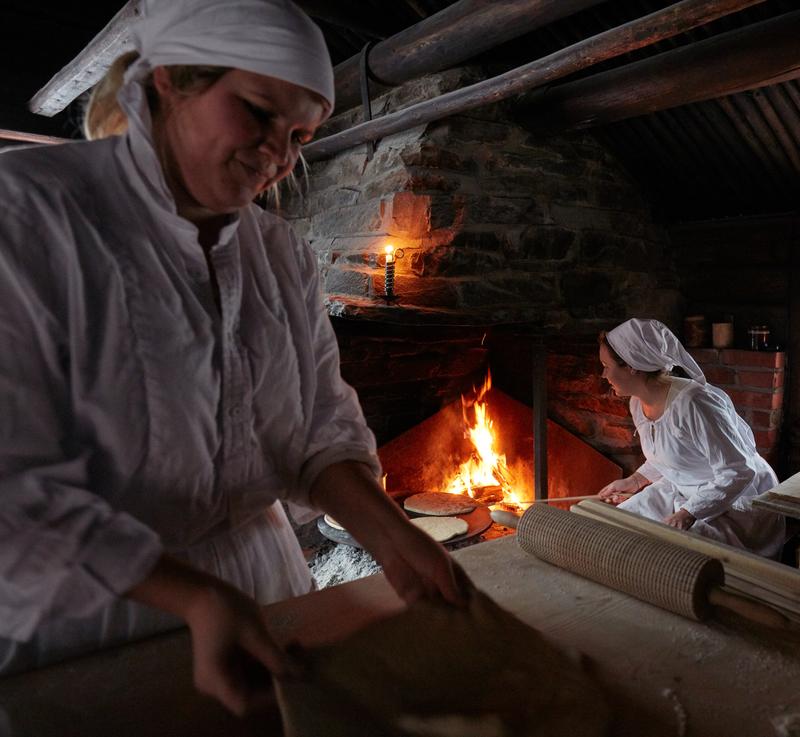 Lefsebakst i eldhuset på Norsk Folkemuseum.