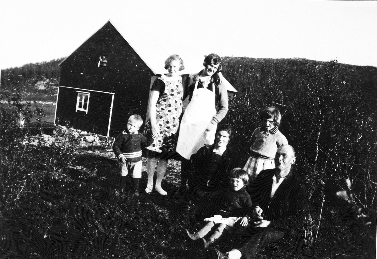 Bildet tatt på Heimtun i Valvågen i Tranøy, 1933-34
